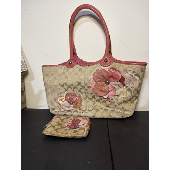 Coach Bleecker Beige & Pink Signature C Canvas Tote w/Matching Wallet See Desc - Picture 2 of 16